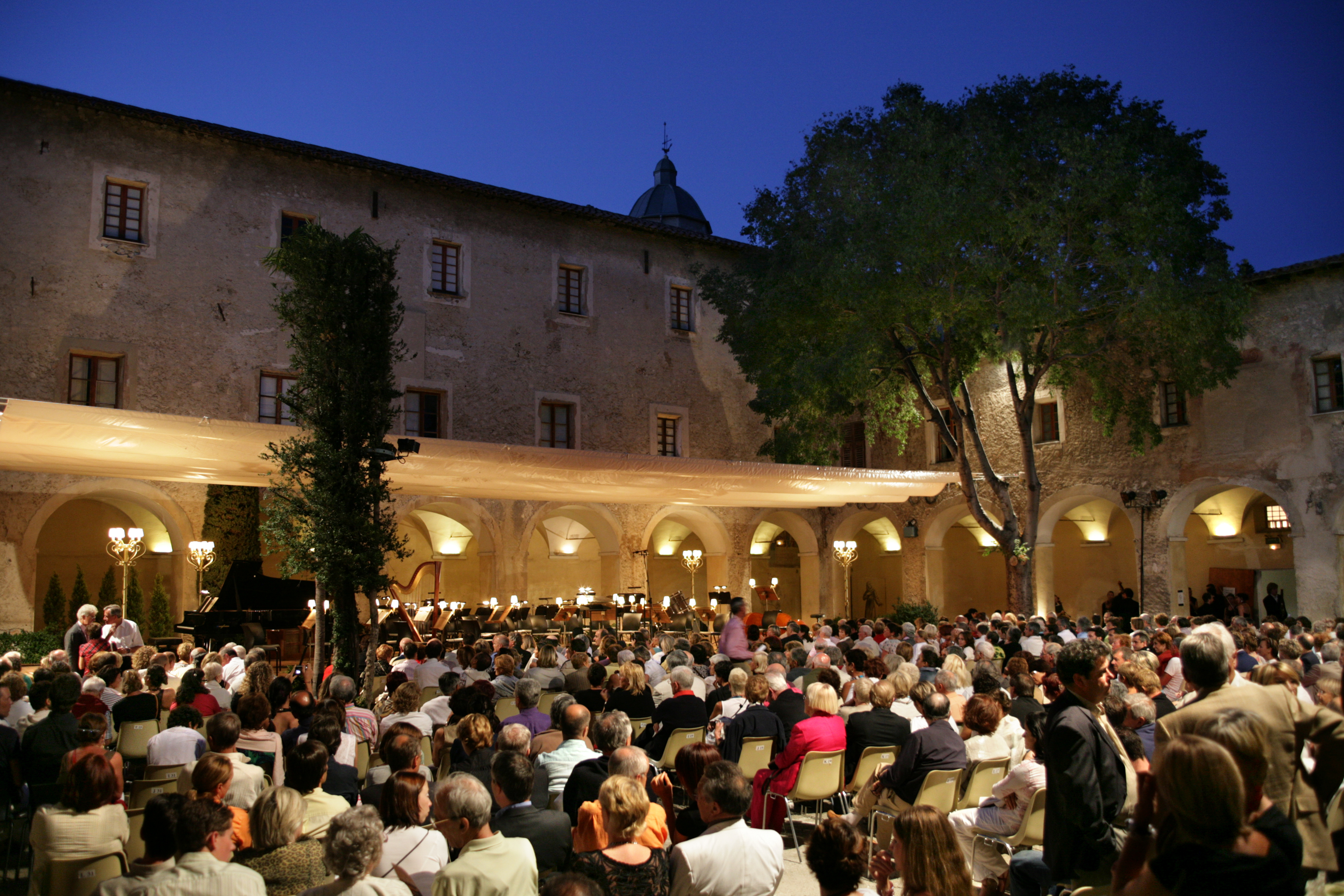 SCENE CLOITRE PUBLIC Concert 04 © Elian Bachini.jpg